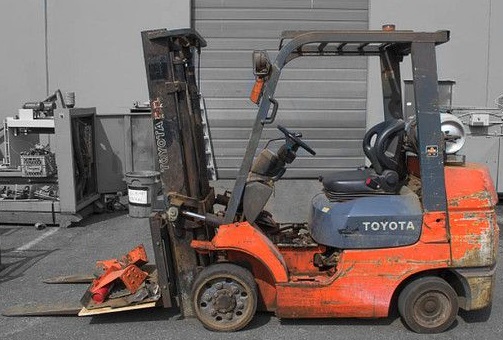An old Toyota forklift damaged by the use and passage of time
